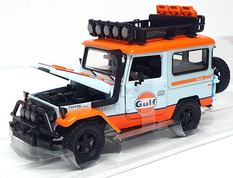 Motor Max 1/24 Scale 79658 - Toyota FJ40 Land Cruiser (Gulf) Lt Blue/Orange