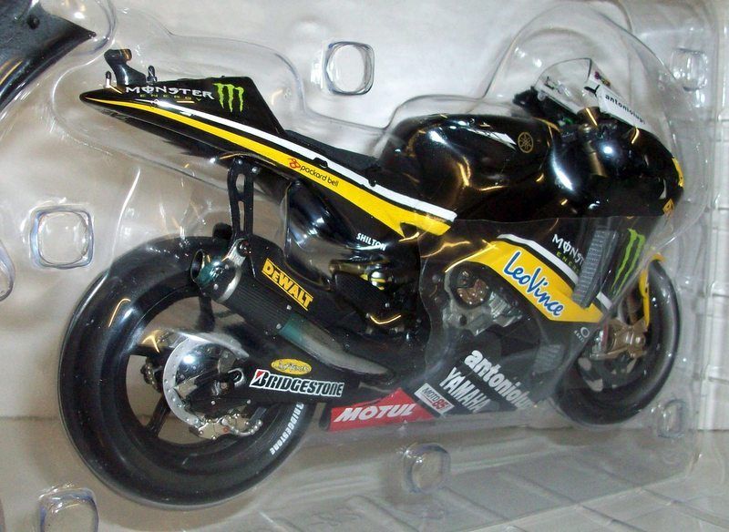 Minichamps 1/12 Scale 123 103011 Yamaha YZR-M1 TECH3 Yamaha Ben Spies GP 2010