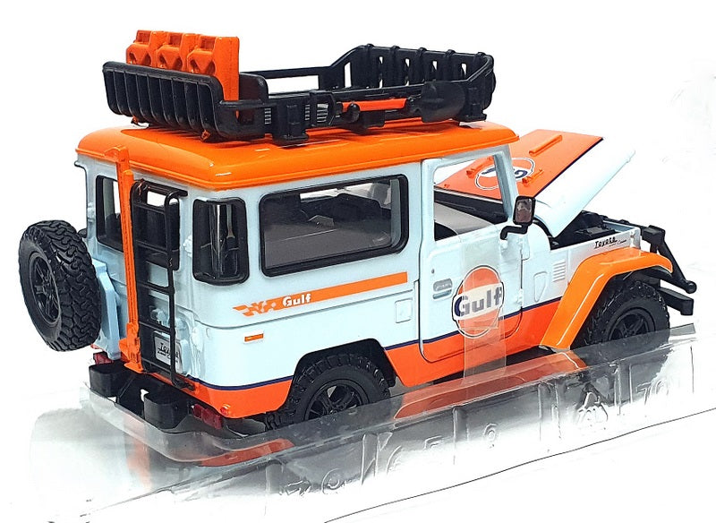 Motor Max 1/24 Scale 79658 - Toyota FJ40 Land Cruiser (Gulf) Lt Blue/Orange