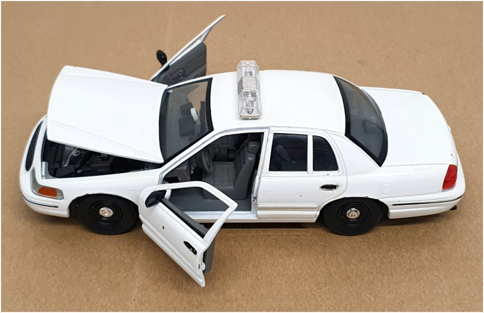 Classic Metal Works 1/24 Scale 2624E - Ford Crown Victoria Police Car - White