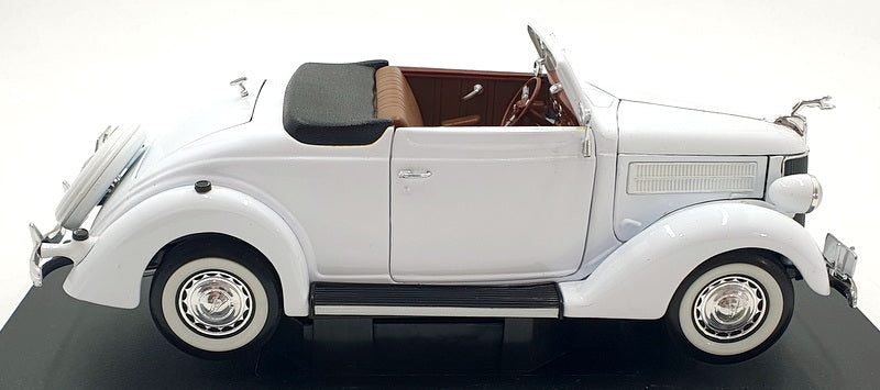 Welly 1/18 Scale Diecast 9867W - 1936 Ford Deluxe Cabriolet - White