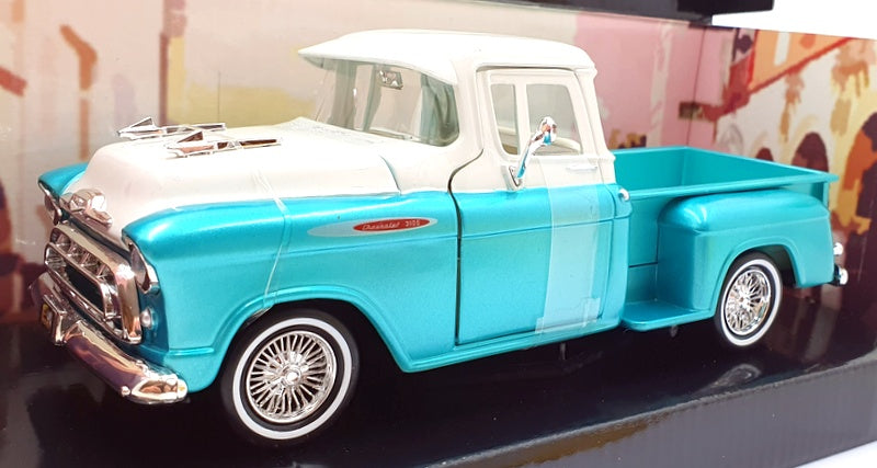 Motor Max 1/24 Scale 79032 - 1957 Chevy 3100 Stepside - Turquoise/White