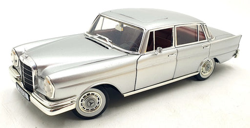 Revell 1/18 Scale Diecast DC221124G - Mercedes-Benz 220 SE - Silver