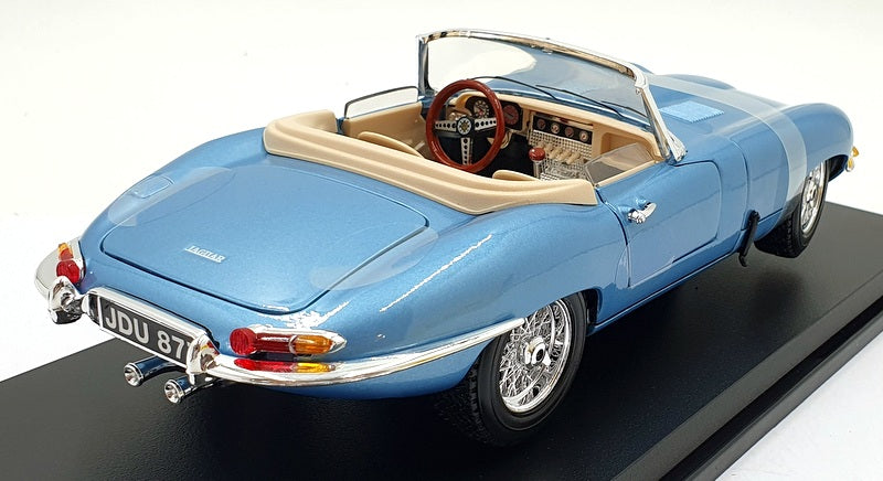 Maisto 1/18 Scale Diecast 46629 - Jaguar E-type Cabriolet - Blue