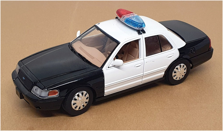 Motor Max 1/24 Scale 2624C - 2007 Ford Crown Victoria Police Car - Black/White