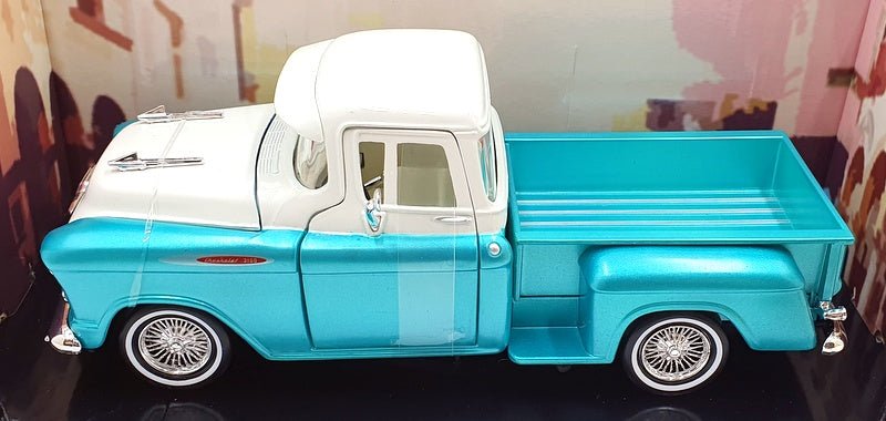 Motor Max 1/24 Scale 79032 - 1957 Chevy 3100 Stepside - Turquoise/White