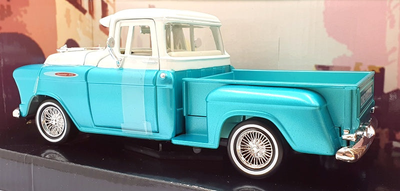 Motor Max 1/24 Scale 79032 - 1957 Chevy 3100 Stepside - Turquoise/White