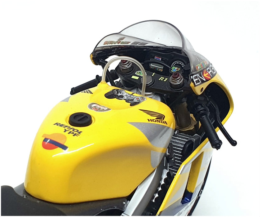 Minichamps 1/12 Scale 122 016146 - Honda NSR 500 V. Rossi 500cc GP 2001