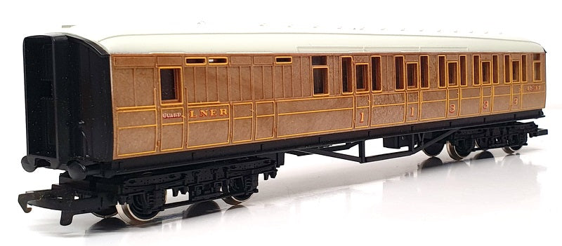 Hornby OO Gauge R.436 - L.N.E.R. Coach Brake Composite 4537