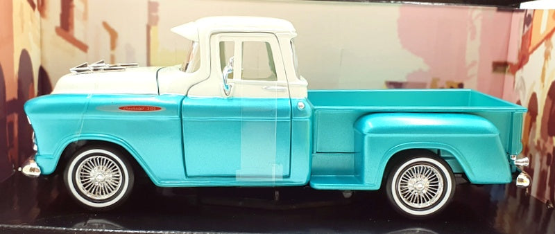 Motor Max 1/24 Scale 79032 - 1957 Chevy 3100 Stepside - Turquoise/White