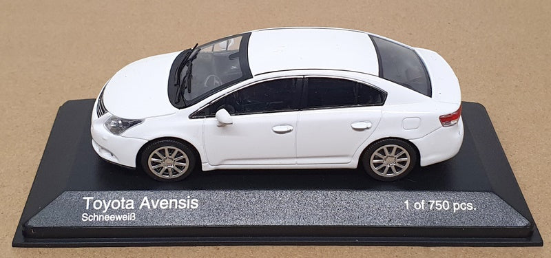 Minichamps 1/43 Scale 400 166900 - 2009 Toyota Avensis - White