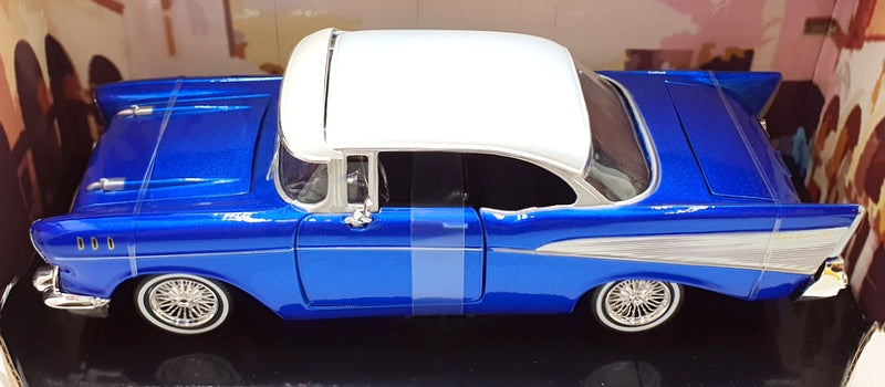 Motor Max 1/24 Scale 79030 - 1957 Chevy Bel Air - Met. Blue/White