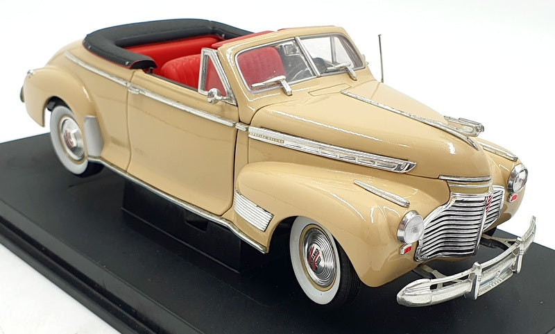 Universal Hobbies 1/18 Scale 12624A - 1941 Chevrolet Deluxe Convertible - Cream