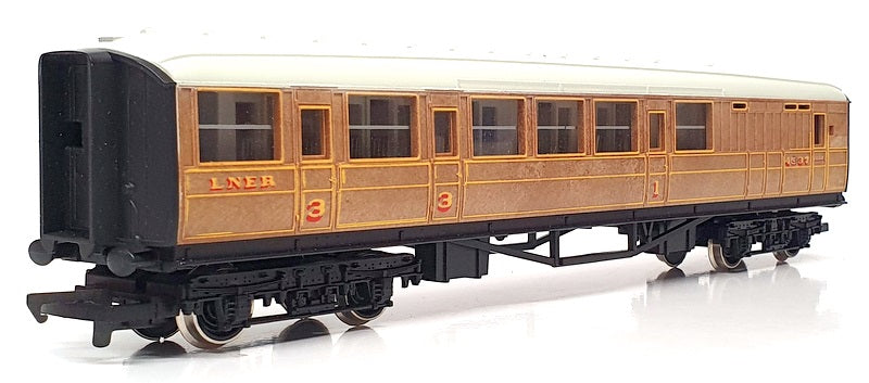 Hornby OO Gauge R.436 - L.N.E.R. Coach Brake Composite 4537