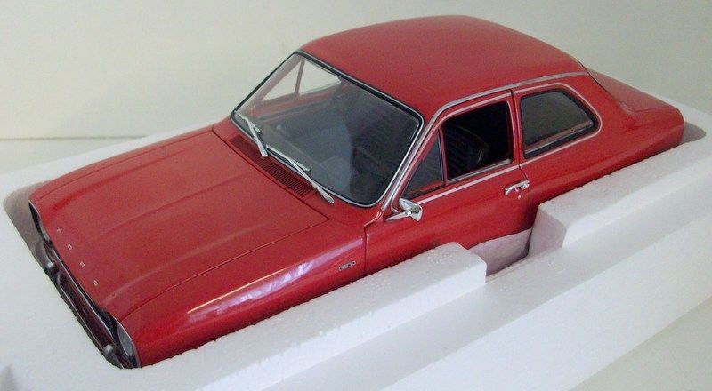 Minichamps 1/18 Scale - 100 081001 Ford Escort Mk1 Street 1971 - Red