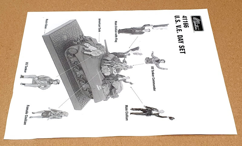 Britains Soldiers 54mm 41166 - US V.E. Day Sherman Tank & Figures Set