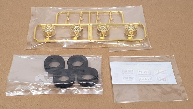 Aoshima 1/24 Scale 06627 - Wire Wheel Gold Plating 13inch Wheels & Tyres Set