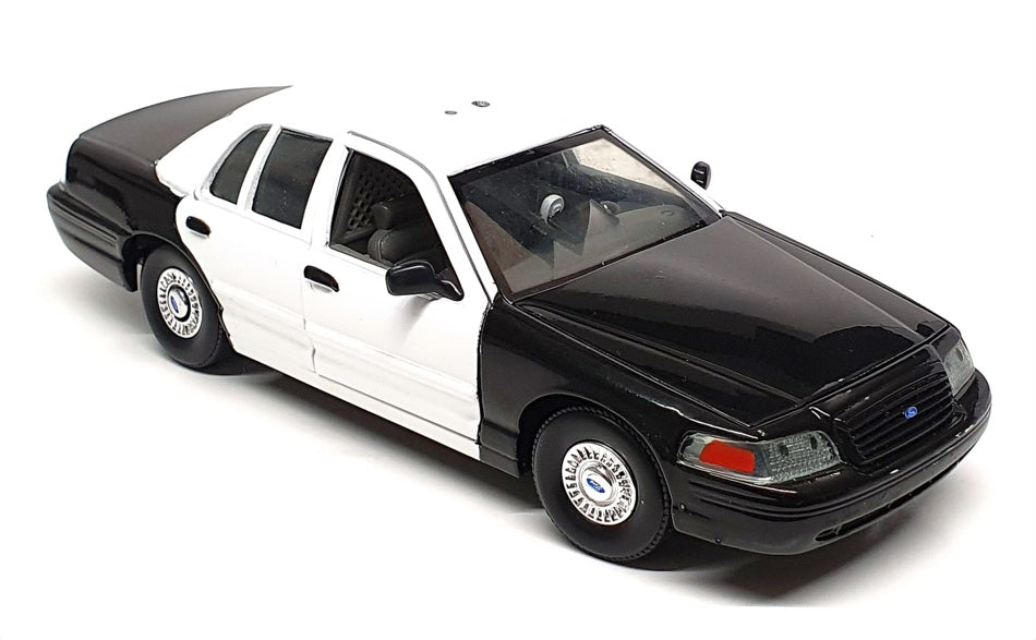 Classic Metal Works 1/24 Scale 15124H - Ford Crown Victoria Police - Black/White