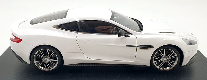 Autoart 1/18 Scale Diecast 70250 - Aston Martin Vanquish - Glossy White