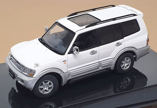 Autoart 1/43 Scale 57103 - 1999 Mitsubishi Pajero LWB 4DRS - White