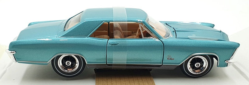 Maisto 1/26 Scale Diecast 31214 - 1965 Buick Riviera - Light green