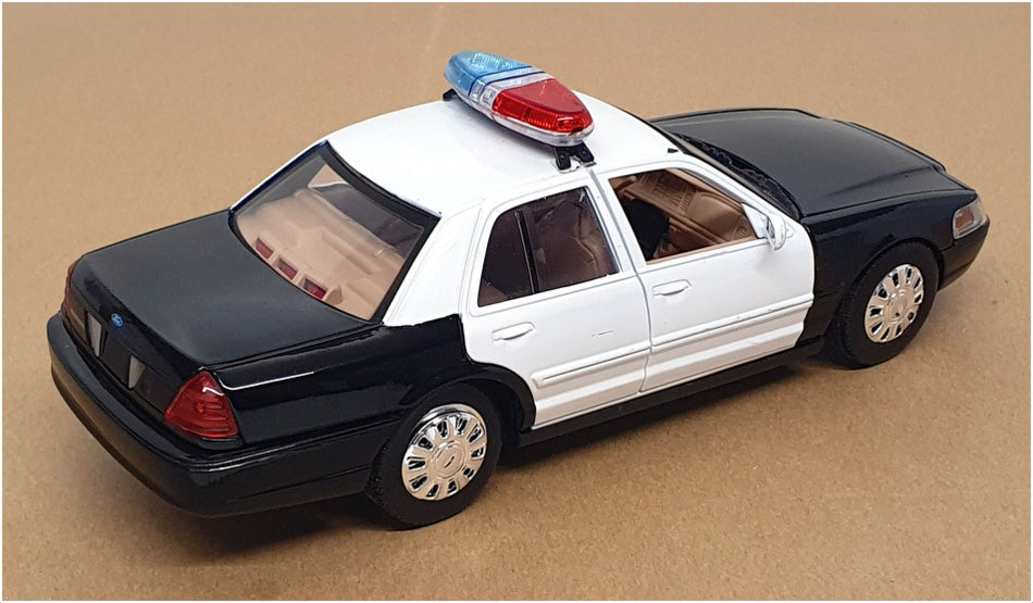 Motor Max 1/24 Scale 2624C - 2007 Ford Crown Victoria Police Car - Black/White