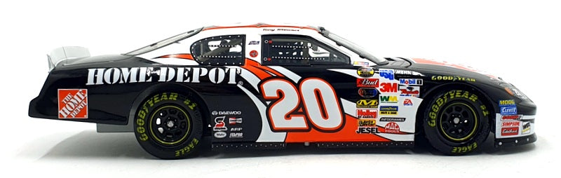 Action 1/24 Scale 402482 - Chevrolet Monte Carlo 2004 Home Depot NASCAR #20