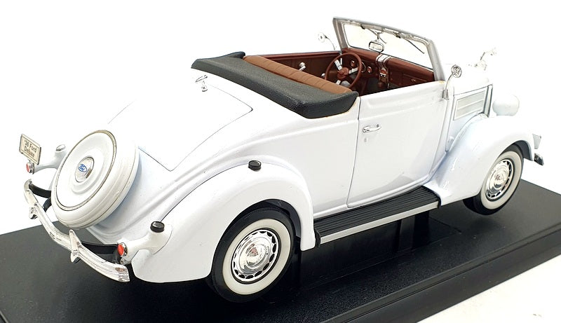 Welly 1/18 Scale Diecast 9867W - 1936 Ford Deluxe Cabriolet - White