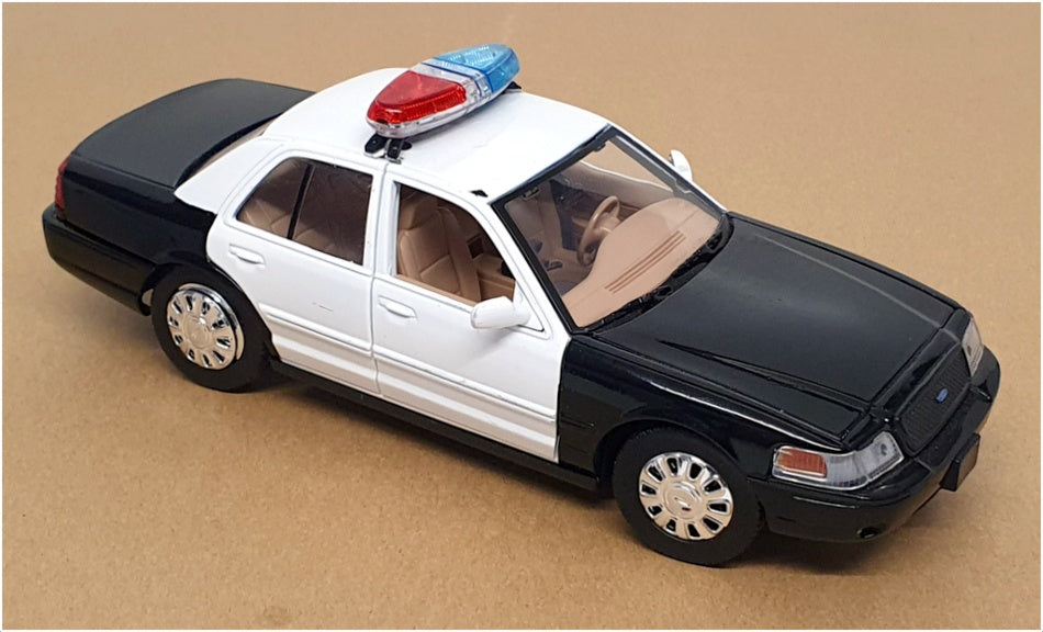 Motor Max 1/24 Scale 2624C - 2007 Ford Crown Victoria Police Car - Black/White