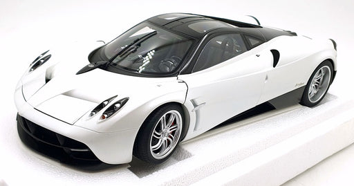 Autoart 1/12 Scale Diecast 12231 - Pagani Huayra - White/Chrome Wheels