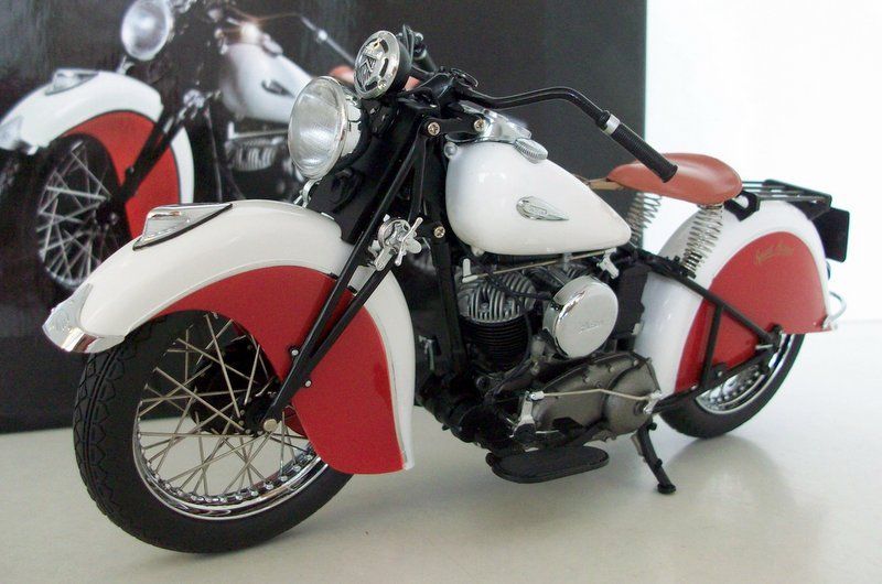 MINICHAMPS 1/12 - 122 140800 INDIAN SPORT SCOUT 1940 RED / WHITE