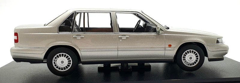 Triple9 1/18 Scale T9-18000301 - Volvo 960 - Met. Silver Sand