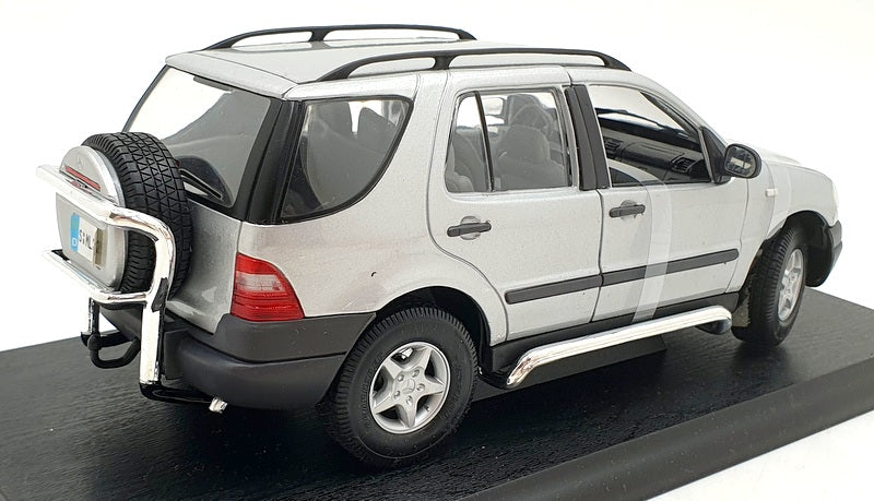 Maisto 1/18 Scale Diecast 31847 - Mercedes ML320 1997 - Silver