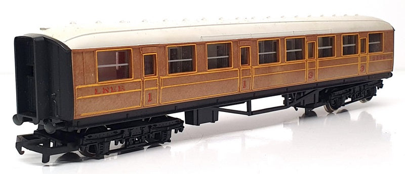 Hornby OO 1/76 Scale R.477 - L.N.E.R. Composite Coach Teak Finish 22357