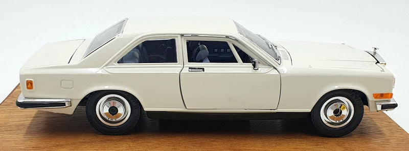 Burago 1/22 Scale Diecast 3001 - Rolls Royce Camargue - White