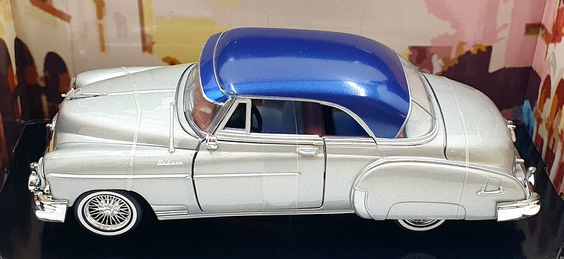 Motor Max 1/24 Scale 79026 - 1950 Chevy Bel Air - Met. Silver/Blue