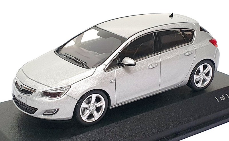 Minichamps 1/43 Scale Diecast 400 049000 - 2010 Opel Astra - Silver