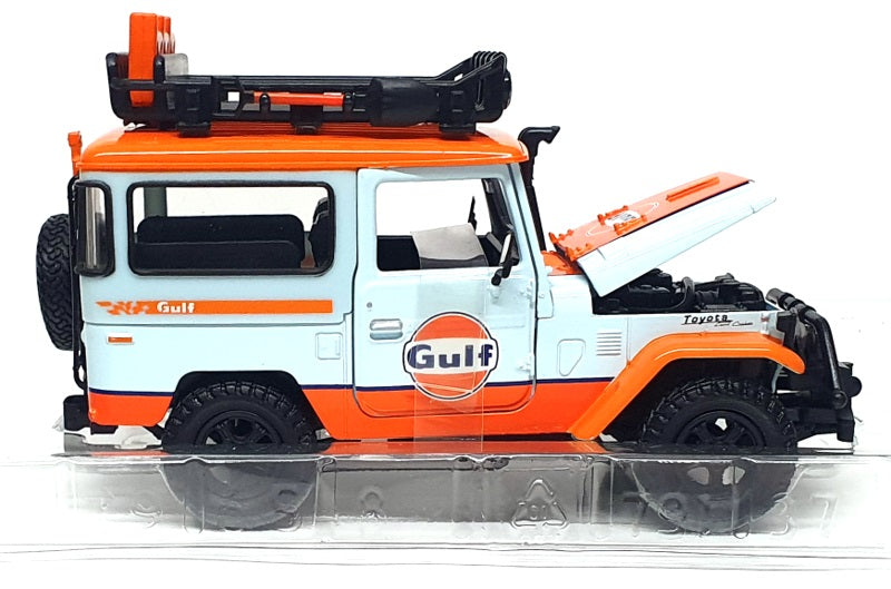 Motor Max 1/24 Scale 79658 - Toyota FJ40 Land Cruiser (Gulf) Lt Blue/Orange