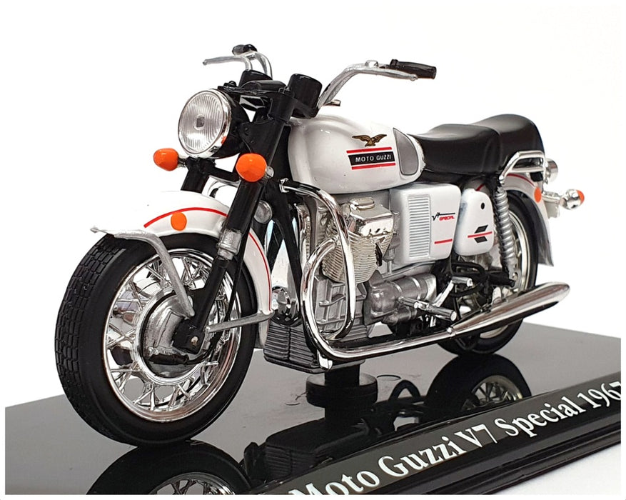 Atlas Editions 1/24 Scale 4 658 117 - 1967 Moto Guzzi V7 Special - White