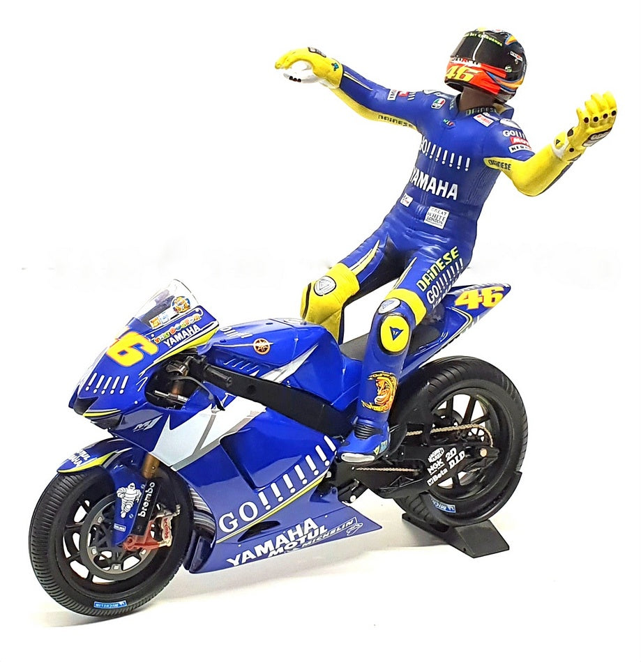 Minichamps 1/12 Scale 122 053146 - Yamaha YZR-M1 + Rossi Figure Donnington 2005