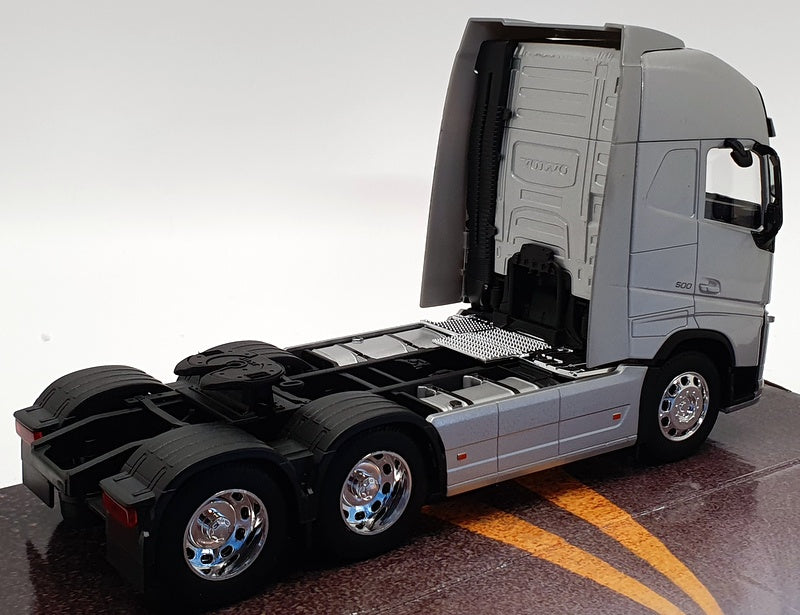 Welly 1/32 Scale Model Truck 32690L - Volvo FH - Silver