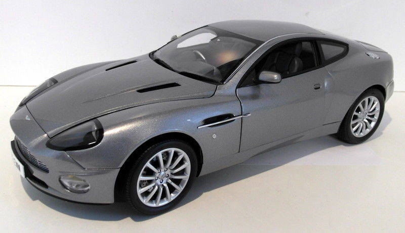 Kyosho 1/12 Scale Diecast 08603S Aston Martin V12 Vanquish 007 James ...