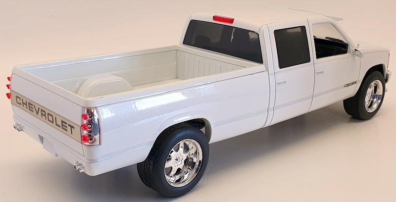 Greenlight 1/18 Scale 19072 - 1997 Chevrolet Custom Silverado 3500 - White