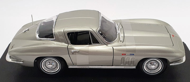 Maisto 1/18 Scale Model Car 46629 - 1965 Chevrolet Corvette - Silver