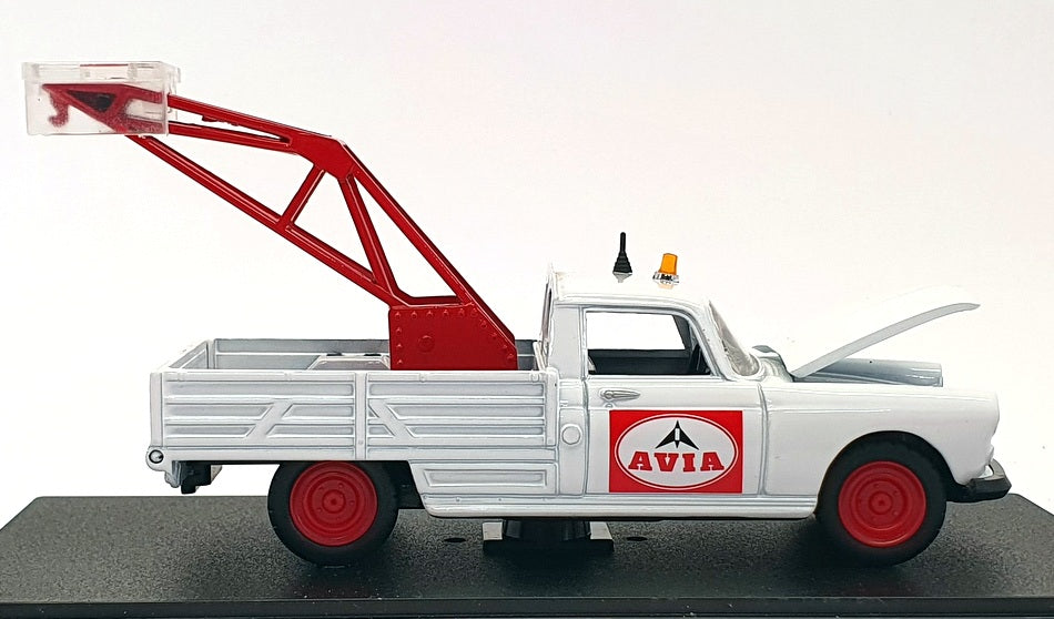 Atlas Editions 1/43 Scale 2421 003 - Peugeot 404 Tow Truck - White