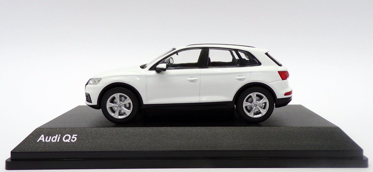 I-Scale 1/43 Scale Model Car 501.16.056.31 - Audi Q5 - Ibis White