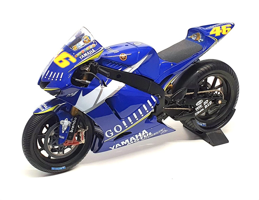 Minichamps 1/12 Scale 122 053146 - Yamaha YZR-M1 + Rossi Figure Donnington 2005