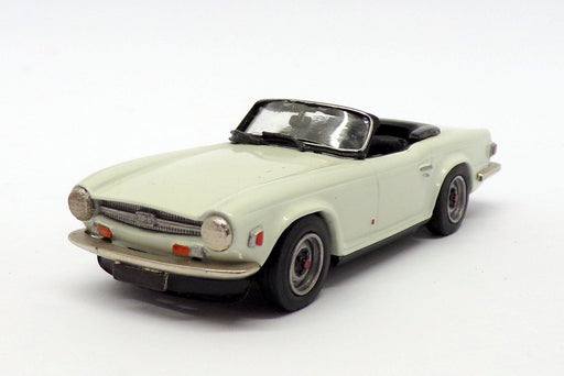 K&R Replicas 1/43 Scale K23W - 1973 Triumph TR6 Convertible - White