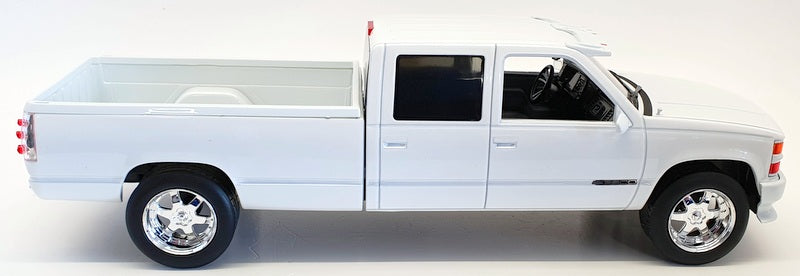 Greenlight 1/18 Scale 19072 - 1997 Chevrolet Custom Silverado 3500 - White