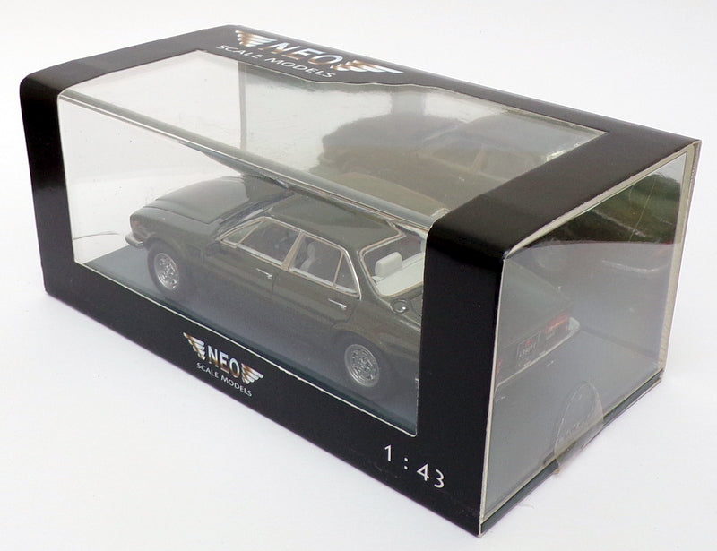 Neo 1/43 Scale Model Car NEO 43981 - De Tomaso Deauville - Metallic Green